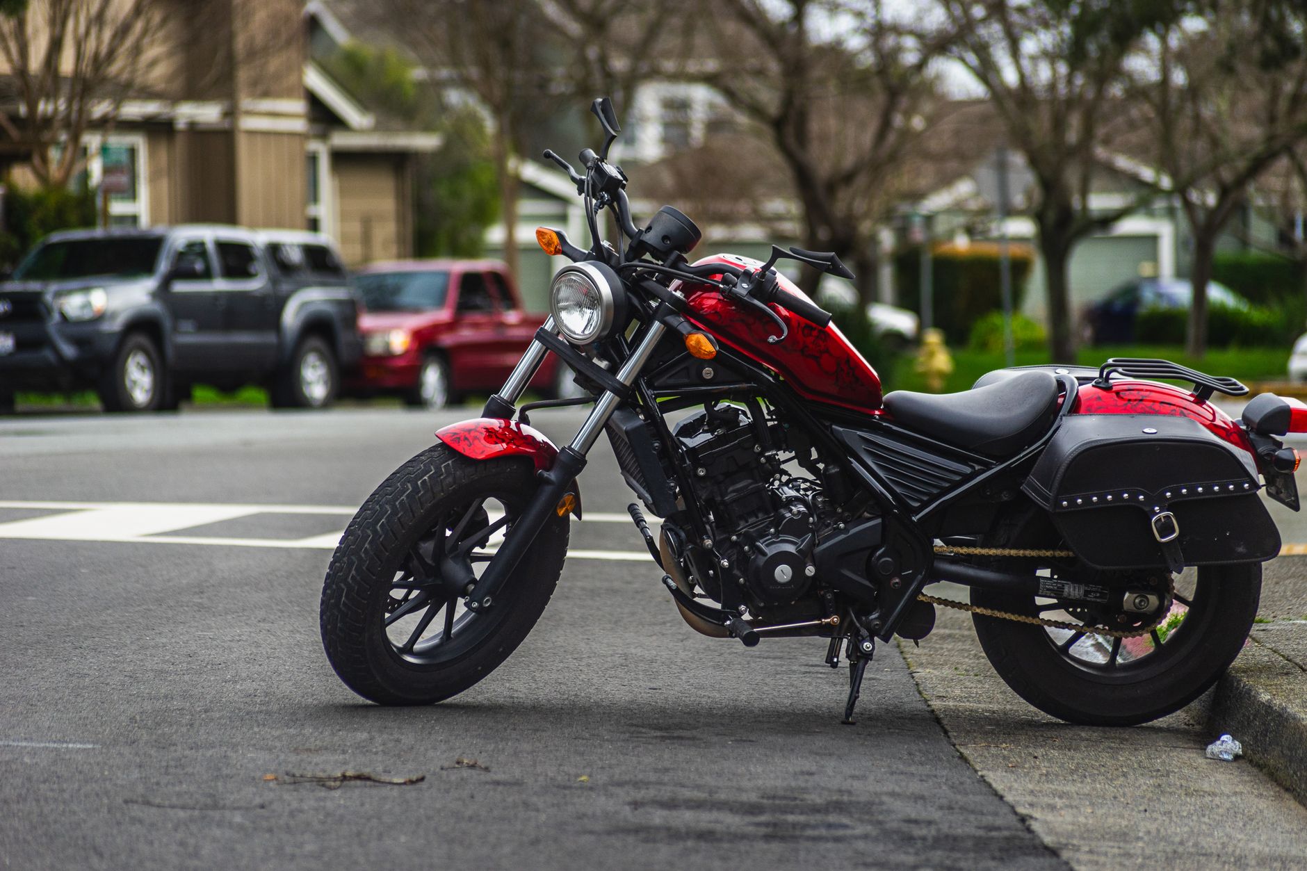 Moto estacionada em uma rua tranquila